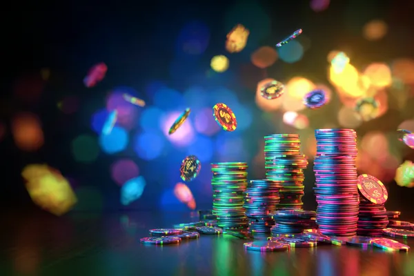 Uma mulher alegre em roupas tradicionais usando seu smartphone durante um momento festivo, mostrando como o app 7KBT se encaixa facilmente no dia a dia.