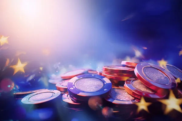 Uma mulher glamourosa segurando fichas de cassino em um ambiente iluminado por néon, representando a atmosfera premium do cassino online 7KBT.