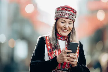 Um close de moedas douradas caindo ao redor de uma roleta girando, representando a ação imersiva do cassino no 7KBT.