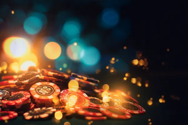 Uma mulher em um vestido verde luxuoso ao lado de uma roleta ornamentada, capturando o clima sofisticado do 7KBT.