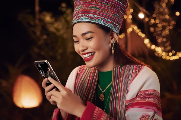 Um dealer confiante cercado por fichas de cassino convidando jogadores a acessar sua conta 7KBT, refletindo opções de login rápidas e fáceis.