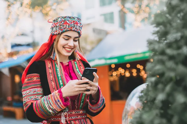 Um laptop brilhando com uma tela de login em um ambiente minimalista, simbolizando o sistema de acesso protegido do 7KBT.