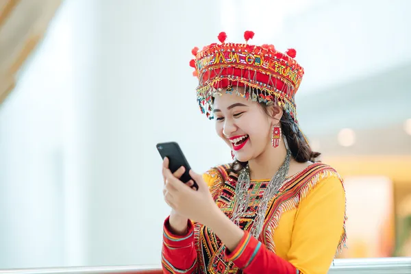 Uma pessoa usando seu dispositivo em um fundo com tema de cassino, ilustrando o processo de retorno suave ao 7KBT.